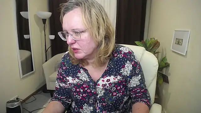 Snapshot of VestaWoody chatting on November 15, 2025, 1:15 pm VestaWoody online show from November 15, 2025, 1:15 pm