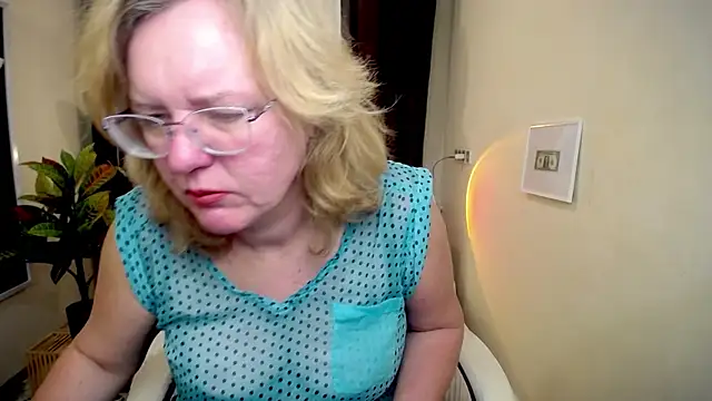 Snapshot of VestaWoody chatting on October 8, 2025, 6:15 am VestaWoody online show from October 8, 2025, 6:15 am