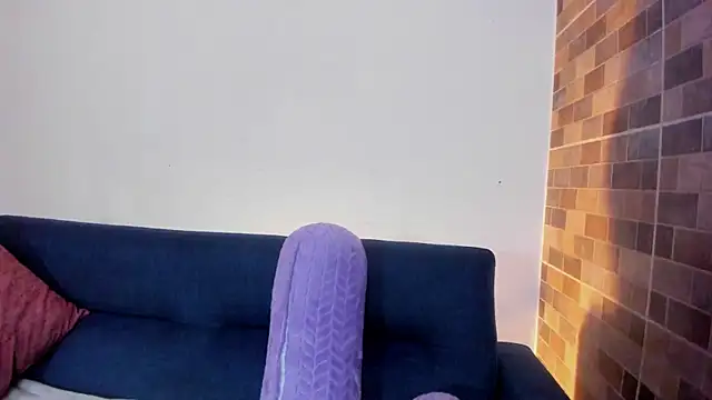 luna valen online show from November 13, 2025, 4:49 am