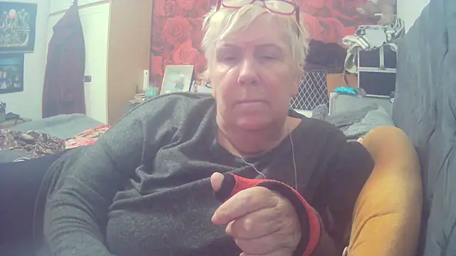 Playful MILF Demi online show from October 20, 2025, 12:06 pm