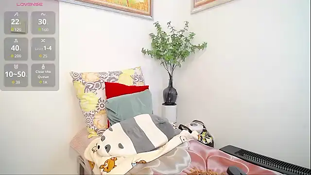 selinajuan online show from April 17, 2026, 2:42 pm