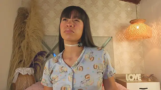 kimhilton  online show from November 9, 2025, 3:43 am