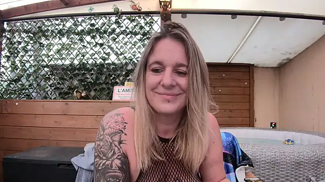 Delichieuse5 online show from June 17, 2026, 7:46 pm
