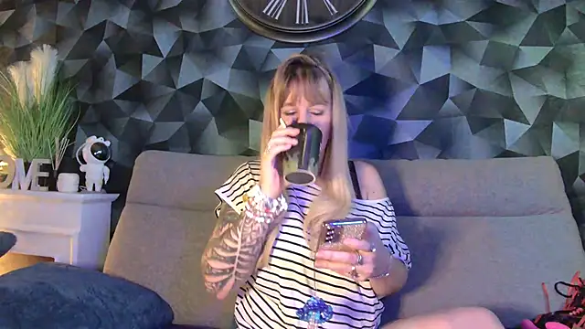 Delichieuse5 online show from March 1, 2025, 8:42 pm