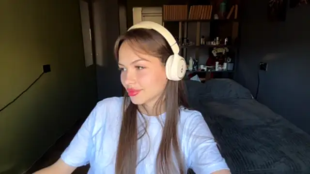 Snapshot of MysticAlisa chatting on October 21, 2025, 5:07 am MysticAlisa online show from October 21, 2025, 5:07 am