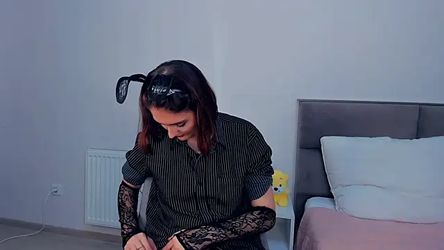 LorrieDegonia online show from October 7, 2025, 4:13 am