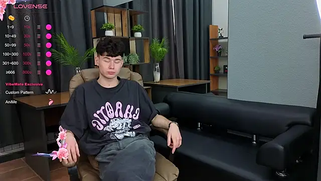 Snapshot of Cute_Mike chatting on February 24, 2026, 4:02 am Cute Mike online show from February 24, 2026, 4:02 am