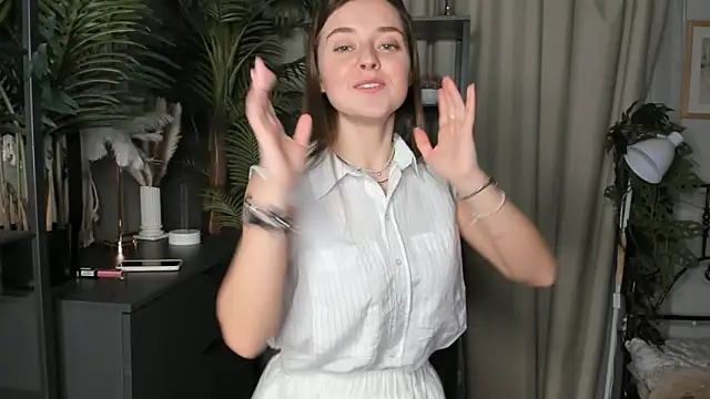 ThelmaJusto online show from October 31, 2025, 3:41 pm