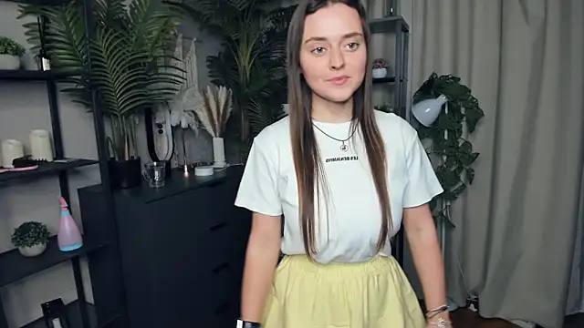 ThelmaJusto online show from October 18, 2025, 3:47 pm