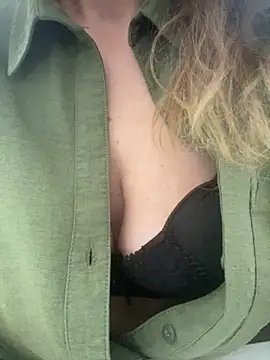 Snapshot of melisss2 chatting on November 25, 2025, 9:42 am melisss2 online show from November 25, 2025, 9:42 am