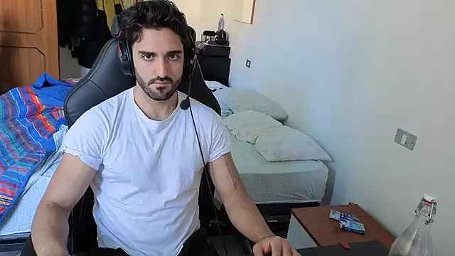 Al3xox02 online show from April 9, 2026, 11:16 am