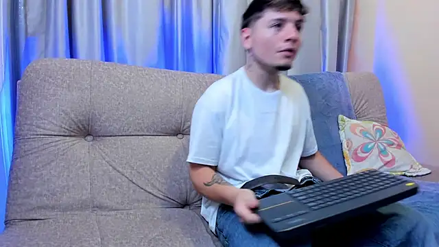 Leoo Miller online show from February 28, 2026, 4:23 am