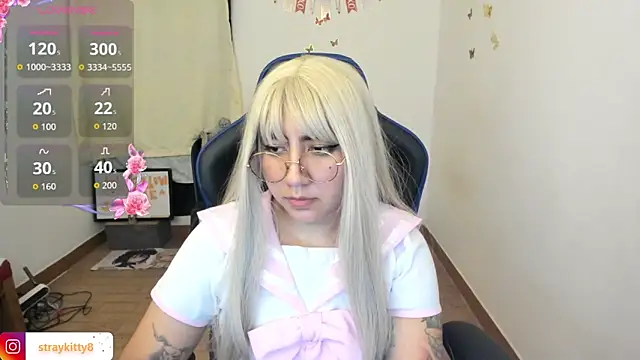 LoveLyy- online show from April 10, 2026, 10:39 pm