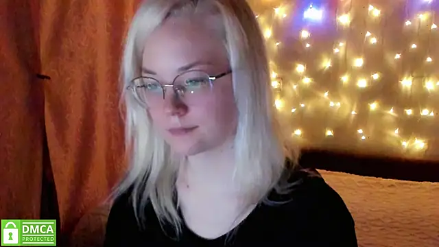 HoneyDazzle online show from November 28, 2025, 7:47 pm