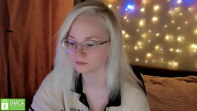 HoneyDazzle online show from November 30, 2025, 8:09 pm