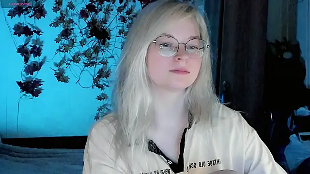 HoneyDazzle online show from November 1, 2025, 7:19 pm