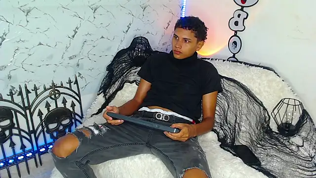 Snapshot of the_crackopry chatting on October 6, 2025, 1:23 pm the crackopry online show from October 6, 2025, 1:23 pm