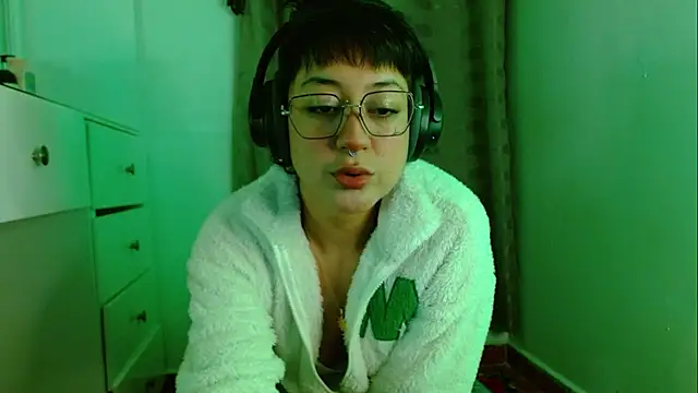 Snapshot of zora_blue777 chatting on October 11, 2025, 12:44 am zora blue777 online show from October 11, 2025, 12:44 am