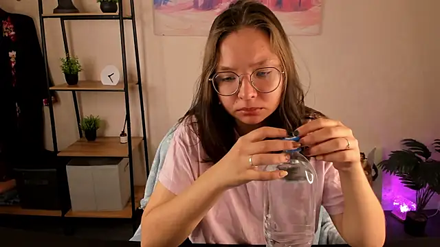 Nuura Moore online show from October 21, 2025, 12:54 am