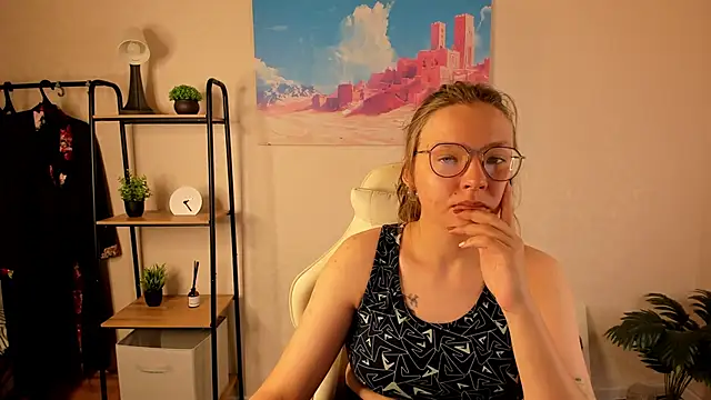 Nuura Moore online show from October 13, 2025, 12:34 am