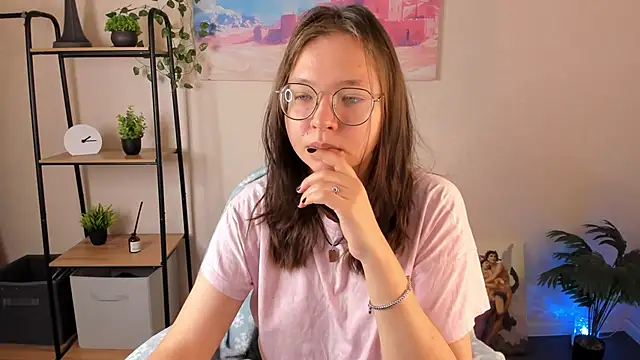 Nuura Moore online show from October 24, 2025, 1:15 am