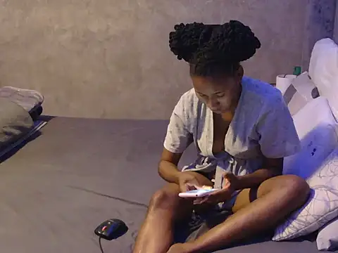 petite queenx online show from November 13, 2025, 10:02 pm