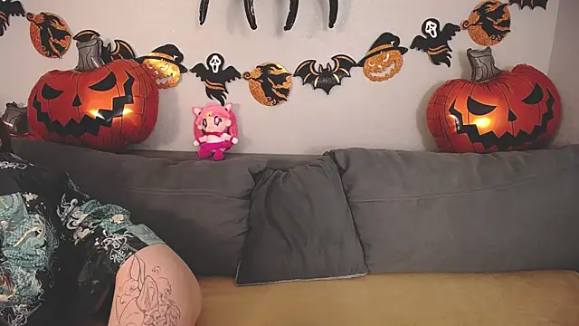 Evarey  online show from October 24, 2025, 5:28 am