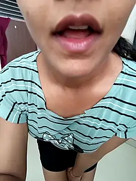 anshika0124 online show from October 31, 2025, 4:42 am