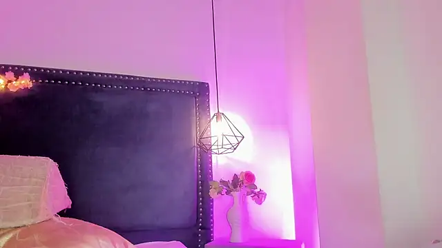 Emma Saylor online show from April 17, 2026, 9:06 pm