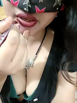 Snapshot of Beauty_Queen_Soniya chatting on April 19, 2026, 6:10 pm Beauty Queen Soniya online show from April 19, 2026, 6:10 pm
