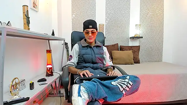 JacobBlackwell  online show from October 12, 2025, 7:59 pm