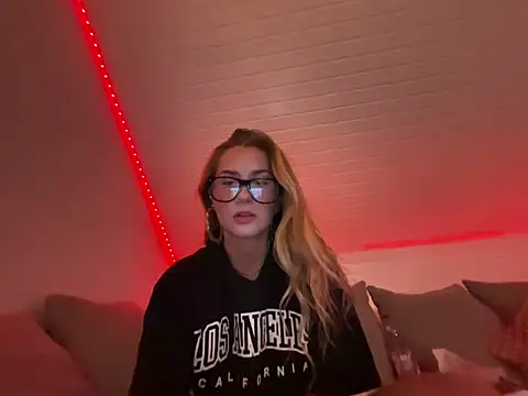 goddesemiiyy online show from November 4, 2025, 7:06 pm