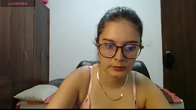 Snapshot of CarlaLorez chatting on June 14, 2026, 2:19 am CarlaLorez online show from June 14, 2026, 2:19 am