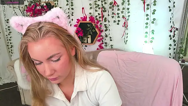  BellaClark online show from April 4, 2026, 8:26 pm