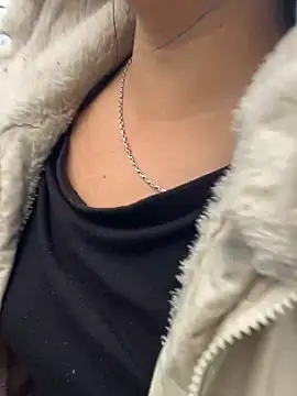 miemie-xx online show from November 17, 2025, 2:37 am