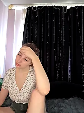 Snapshot of Sweet_Little_Lie chatting on November 21, 2025, 2:43 am Sweet Little Lie online show from November 21, 2025, 2:43 am