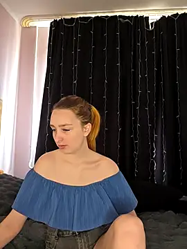 Snapshot of Sweet_Little_Lie chatting on November 18, 2025, 2:59 am Sweet Little Lie online show from November 18, 2025, 2:59 am