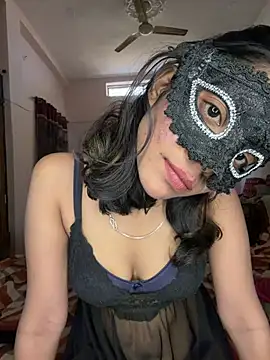 Lovebirdss online show from February 23, 2026, 8:04 am