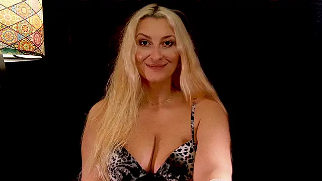 LeticiaReys online show from November 1, 2025, 9:08 pm