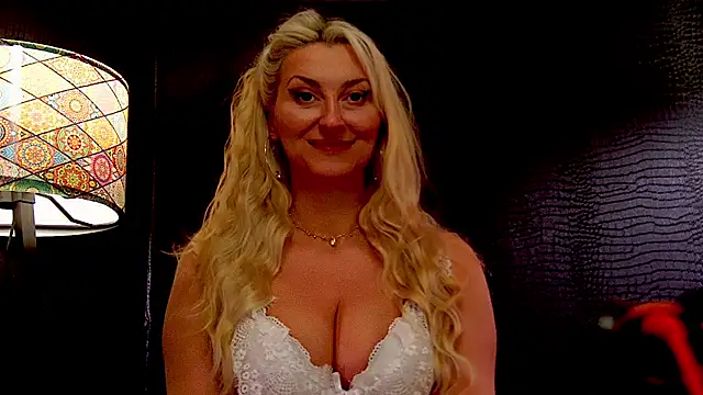 LeticiaReys online show from December 15, 2025, 1:06 pm