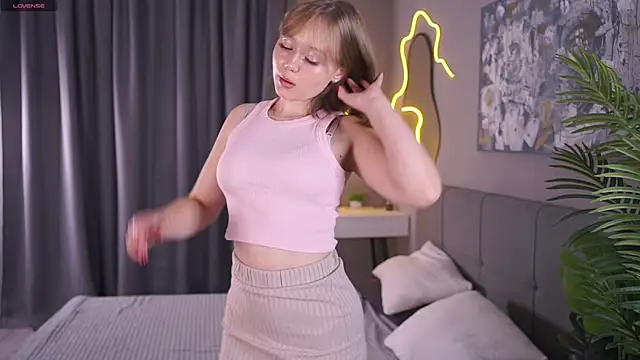 lorapalmerry online show from October 12, 2025, 3:13 pm