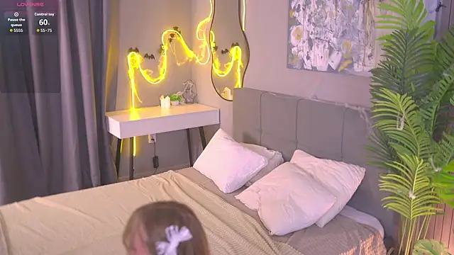 lorapalmerry online show from November 1, 2025, 3:28 pm