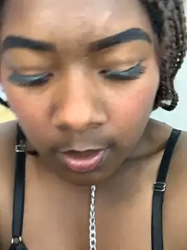 Snapshot of KarinaFlowers_ chatting on October 14, 2025, 12:28 pm KarinaFlowers online show from October 14, 2025, 12:28 pm