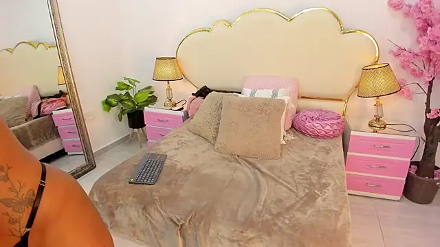 Snapshot of _NinaFox_ chatting on July 14, 2026, 8:48 pm NinaFox online show from July 14, 2026, 8:48 pm