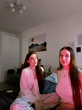 MayaGlow online show from December 19, 2025, 6:27 am