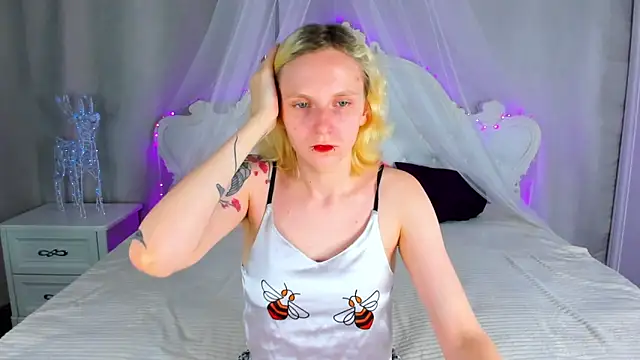LikiLips online show from May 27, 2026, 1:04 am