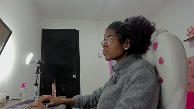 thianahorny online show from February 9, 2026, 10:02 am