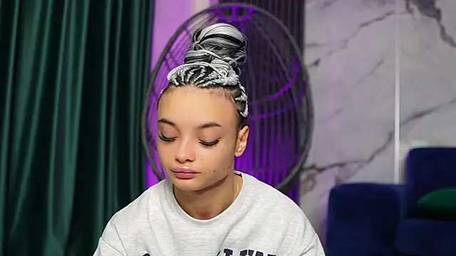 RachelRavee online show from October 31, 2025, 5:15 am