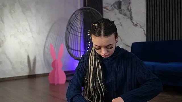 RachelRavee online show from April 8, 2026, 4:47 am