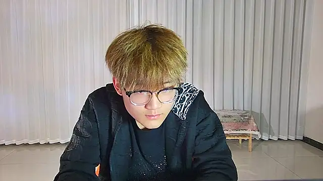 KK-cuteboy online show from April 7, 2026, 12:18 pm